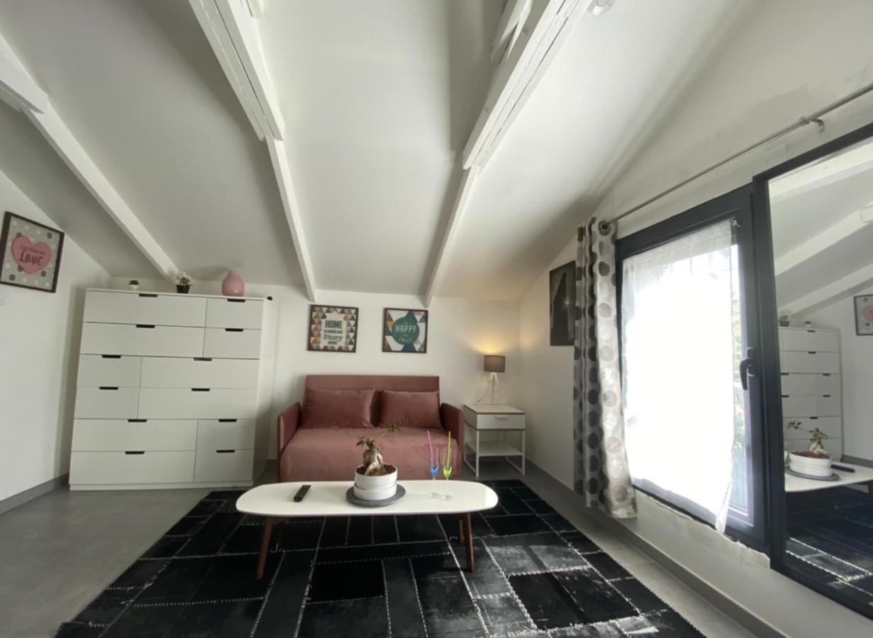 Trendy Studios Tassin Bagian luar foto