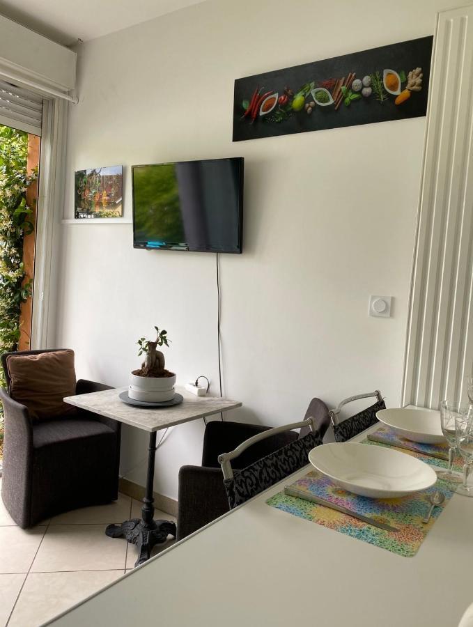 Trendy Studios Tassin Bagian luar foto
