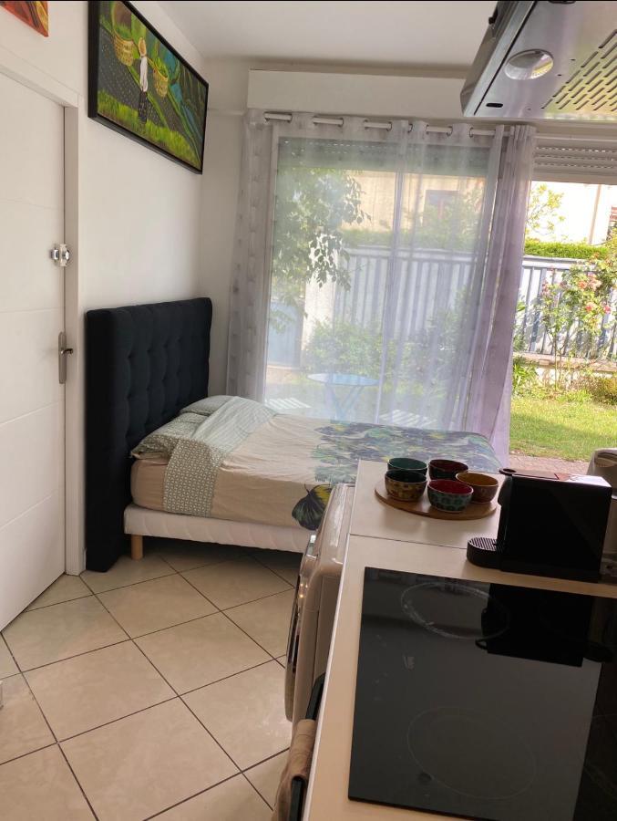 Trendy Studios Tassin Bagian luar foto