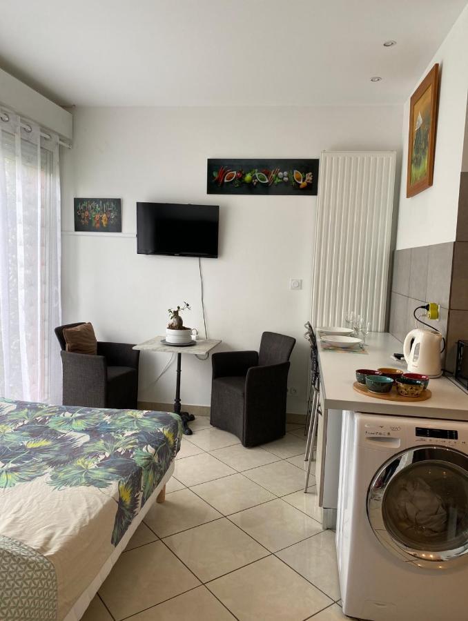 Trendy Studios Tassin Bagian luar foto